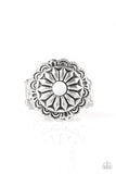 Paparazzi VINTAGE VAULT "Daringly Daisy" White Ring Paparazzi Jewelry