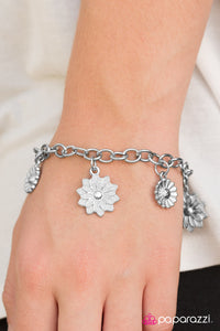 Paparazzi "Let There Be Flowers" bracelet Paparazzi Jewelry