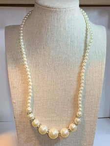 Paparazzi "SoHo Sweetheart" White FASHION FIX EXCLUSIVE Necklace & Earring Set Paparazzi Jewelry